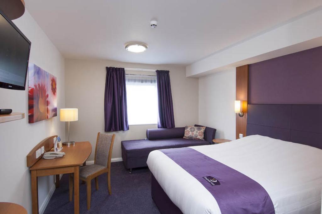 Premier Inn Swindon Central 客房 照片