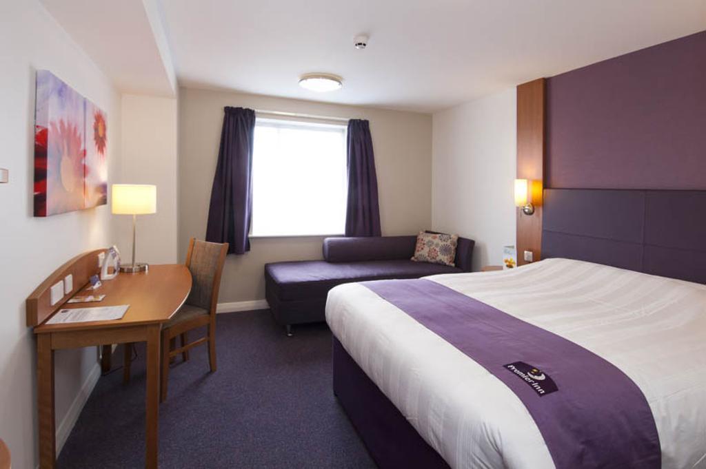 Premier Inn Swindon Central 客房 照片
