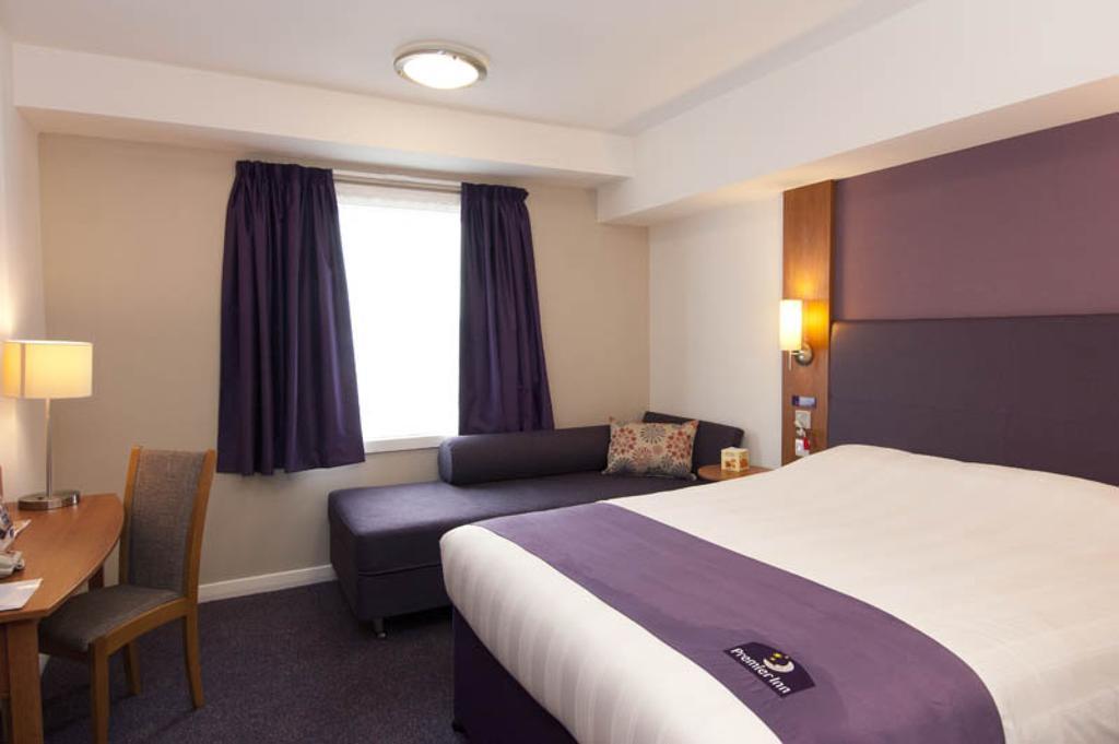 Premier Inn Swindon Central 客房 照片