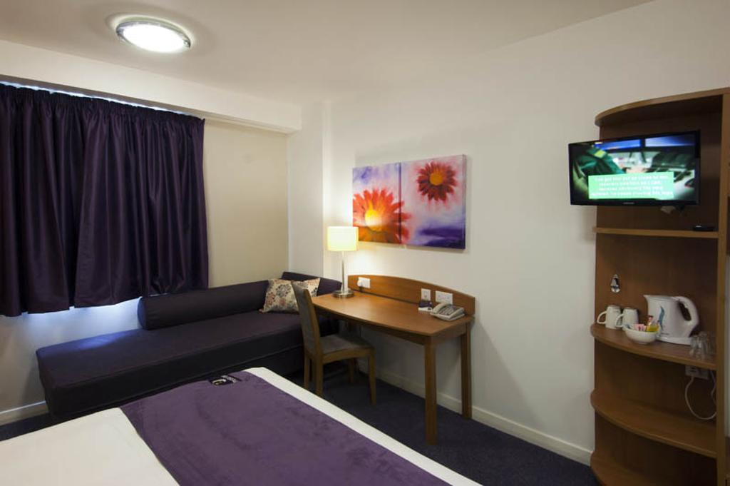 Premier Inn Swindon Central 客房 照片