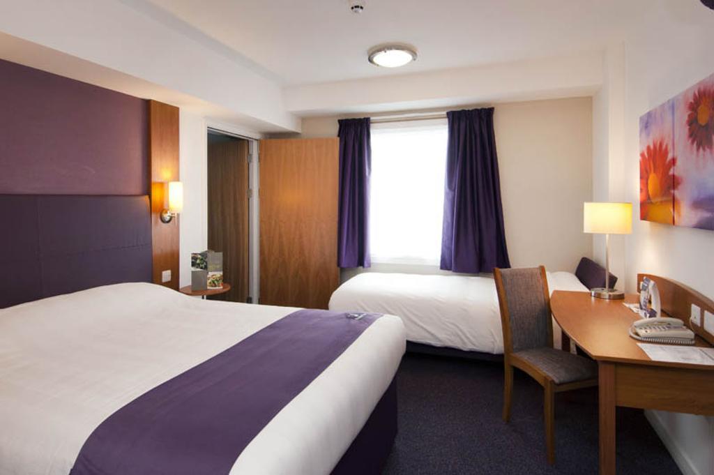 Premier Inn Swindon Central 客房 照片