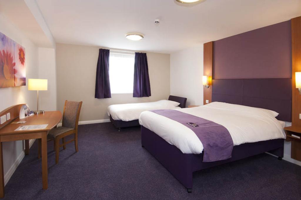 Premier Inn Swindon Central 客房 照片