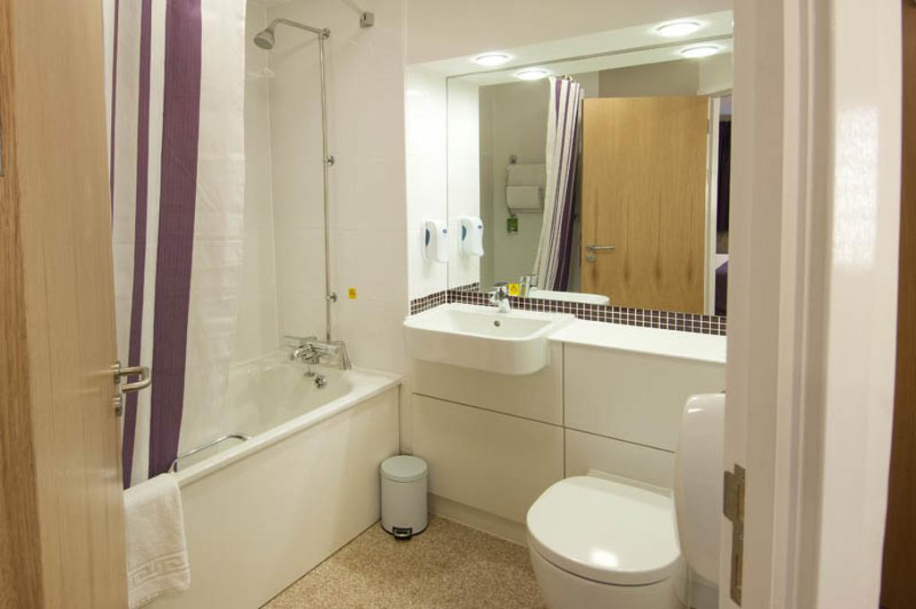 Premier Inn Swindon Central 客房 照片